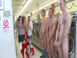 Buddies tumayo sa line upang makuha sinipsip sa pamamagitan ng nararamtan babes