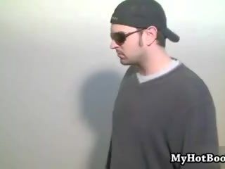 Grannie женствен мъж адамс е а блондинки секретар whos w