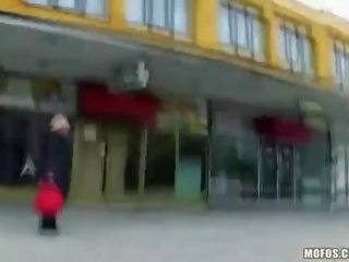 ユーロ ブロンド ひよこ ファック で ザ· 洗面所