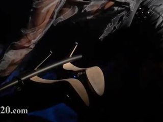 Със завързани очи мед получава нежен от каишка на