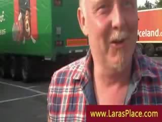 调皮 中年 lassie 在 丝袜 向上 为 卡车 司机 阳具