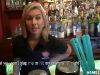 Delizioso bionda barista sbattuto per contante