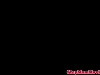 Bigtitted 엄마는 내가 엿 싶습니다 cumswaps 와 비탄 1 시간 후 트리오