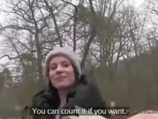 Brune në geta sucks i madh shpoj dhe fucks në woods