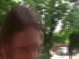 탐욕 한 브루 넷의 사람 풋 그의 단단한 에 에 그녀의 입 에 an 골목
