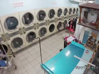 Vujaristas kirpčiukai krūtinga gražus į laundromat