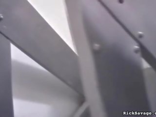 他 demonstates 拷打 能力