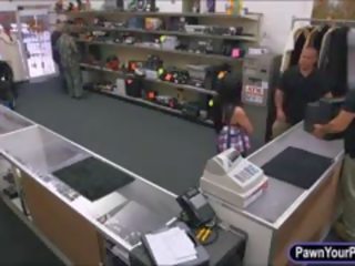 Exceptional latina bertukar dia alat kemaluan wanita dengan uang di itu pawnshop