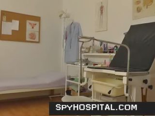 Літня гіно medic з a прихований камера
