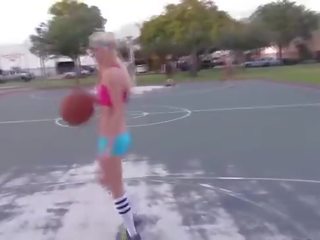 スポーティー 小柄な ブロンド ティーン