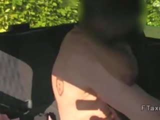 乌木 深 喉咙 旁 假 出租车 在 公
