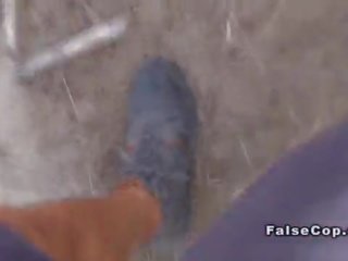 Falso polic merr e thellë fyt në the plazh