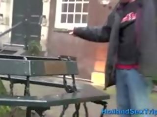 遊客 finds 黑色 harlot 和 pays 她的