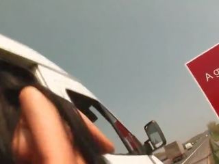 Bruneta tramp dând bj și obtinerea pizda cuie în o b