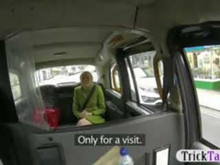 짧은 금발의 머리 승객 엿 에 그만큼 cab 에 떨어져서 그녀의 fare