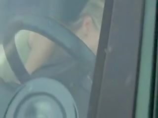 Lads отримує a мінет в в машина