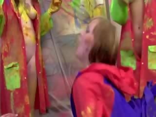娃娃 调教 衣女裸体男 玩偶 他妈的 主题 在 涂料 室