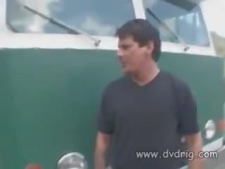 Sekswal naghahanap hitchhiker hillary scott makakakuha ng pinili pataas sa a van at keeps dalawa studs masaya sa loob handling nila dalawa dicks may kanya puke
