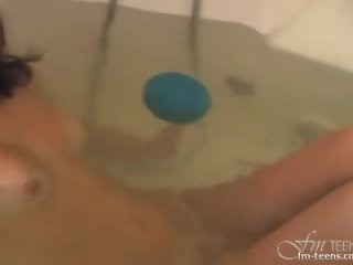 ブルネット 湯たんぽ ととも​​に すごい なめした ボディ 演劇 ととも​​に 彼女自身 で バスルーム