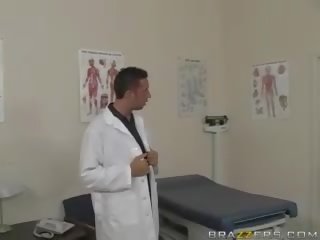 Удивителни отличен desirable тийн голям бюст блондинки като проблеми с тя бомби