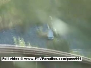 Innocent lover tamaraamateur blondinka gyz jemagat öňünde droçit etmek and poza durmak