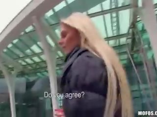 Довго волосся білявка picked вгору і jizzed на