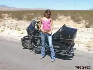 暗 頭髮 小雞 辣妹 harley davidson bike