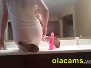 Sange rumaja ride a dildo on jedhing