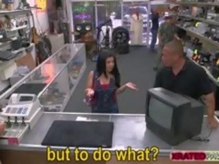Brünette und vollbusig kubanisch wird gefickt im die pawnshop