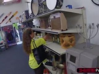 Lassie con occhiali scopa per contante a negozio dovuto a falso anello da amante