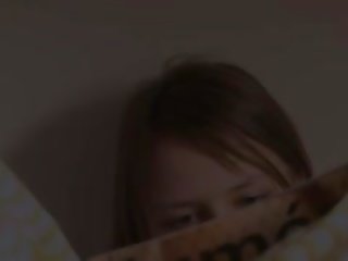 Грабване пипане с пръсти на голям бюст мажоретка