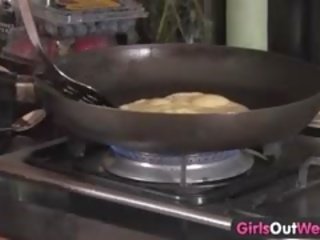 Bata tattooed baguhan ipinako sa pamamagitan ng kanya suitor