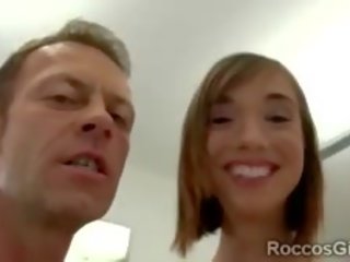 Perv caméra homme taquine séduisant ado avec son sneaky doigt