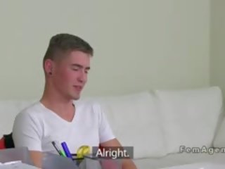 Femër agjent jep marrjenëgojë në aktorët në witch fustan