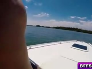 Yang bot penuh daripada kotor klip
