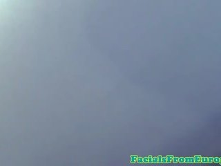 Brunette cocksucking dame geven hoofd