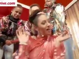 Bergaya cangkul pissed pada dalam kumpulan