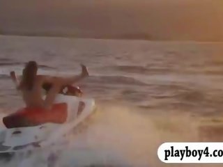 Badass 소녀 즐겨 승마 에이 jetski 과 큰 공 싸움