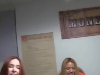 젊은 소녀 sexing 에 포커 밤