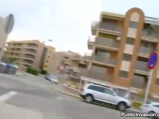 Playgirl ir delighting a biezs shlong iekšā a automašīna