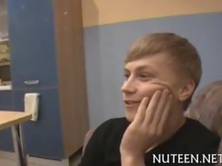 Najstnice sesanje in pridobivanje zajebali s velika one-eyed pošast