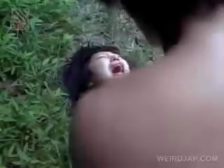 Fragile एशियन किशोर मिल रहा क्रूरता गड़बड़ आउटडोर