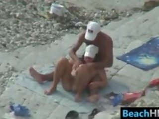 Spiunazh në njerëz në the plazh