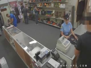 Real pulis moonlights bilang han para pawn tindahan