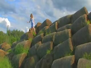 Diva підліток граючи отвір з пляшка жорсткий