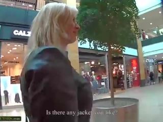Mall cicák - fiatal erotikus fiatal nő - fiatal nyilvános trágár csipesz