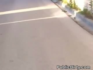 脏 金发 业余 吸吮 啄木鸟 上 她的 膝盖 在 公