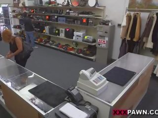 他媽的 這些 青少年 狗交媾般 在 我的 辦公桌