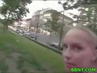 Inçe brunet ýaşlar lies