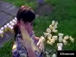 Луд брюнетка отнема а мокри и разхвърлян баня в parfaits